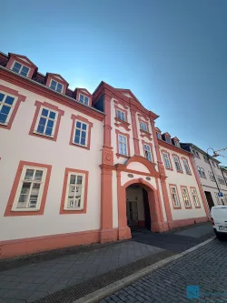 Hausansicht Vorderhaus - Wohnung mieten in Mühlhausen - Stilvolle Wohnung mit Balkon und Stellplatz