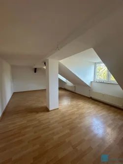 Wohnzimmer - Wohnung mieten in Erfurt - Renovierte 3-Raum-Wohnung im DG in ruhiger Lage!