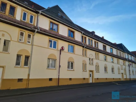 Hausansicht  - Wohnung mieten in Gotha - Frisch aufgewertete 2-Raum-Wohnung mit Gartenparzelle!