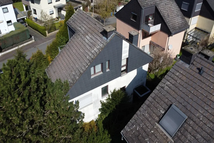 Außenansicht - Haus kaufen in Friedrichsdorf - Friedrichsdorf - Köppern: Freistehendes Einfamilienhaus mit viel Gestaltungsmöglichkeiten!