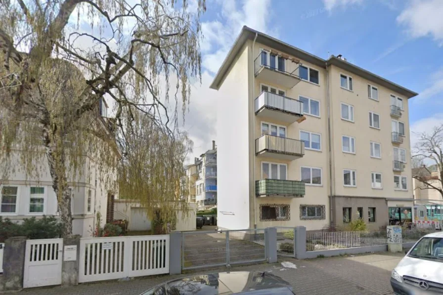 Aussenansicht - Haus kaufen in Frankfurt am Main - Frankfurt-Dornbusch: Mehrfamilienhaus mit 2 Gewerbeeinheiten!