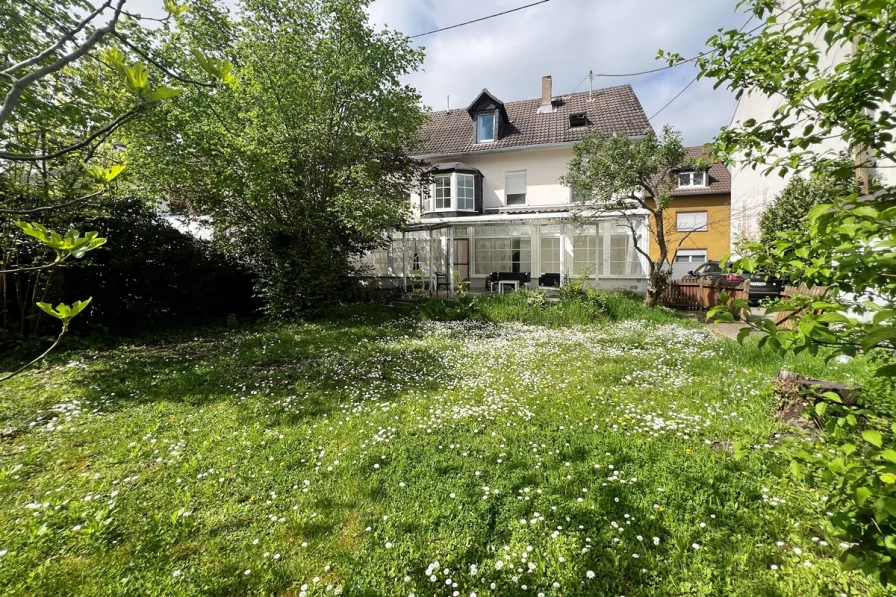 Aussenansicht - Haus kaufen in Frankfurt am Main - Frankfurt-Sossenheim: 2-Familienhaus in guter Wohnlage!