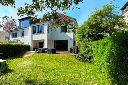 Gartenansicht - Haus kaufen in Frankfurt am Main - Exklusives Einfamilienhaus im Herzen des Frankfurter Diplomatenviertels!
