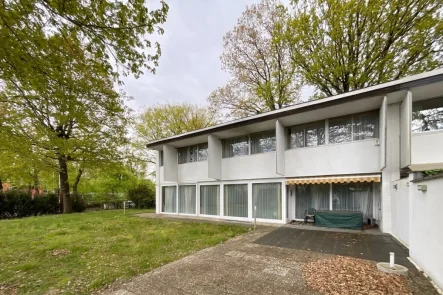 Außenansicht - Haus kaufen in Mörfelden-Walldorf - Mörfelden-Walldorf: Kein 08/15!! Architektur der Moderne in der Oberwaldsiedlung. 