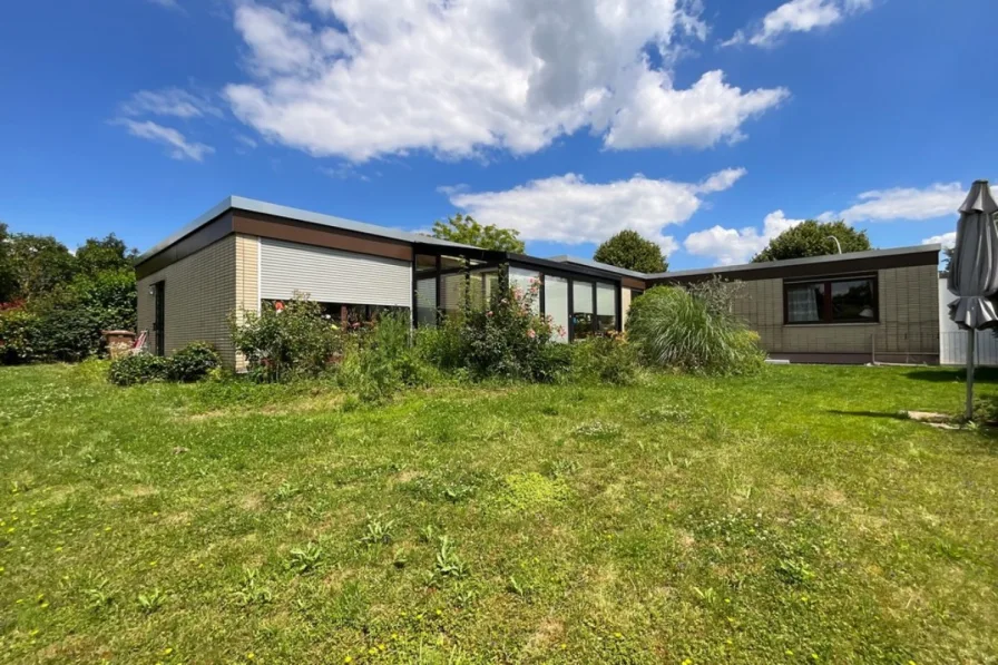 Ansicht Garten - Haus kaufen in Schwalbach  - Schwalbach: Charmanter Bungalow in gesuchter Feldrandlage 