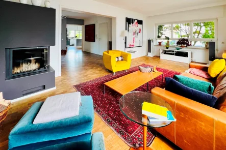 Wohnzimmer - Haus kaufen in Frankfurt am Main - Frankfurt-Niederursel: Einfamilienhaus mit ungewöhnlichem Platzangebot und bester Ausstattung in sehr gesuchter Wohnlage!