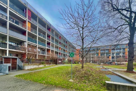 Innenhof - Wohnung kaufen in Frankfurt am Main - Moderne 4-Zimmer-Wohnung im Passivhaus in begehrter Lage von Frankfurt-Bockenheim