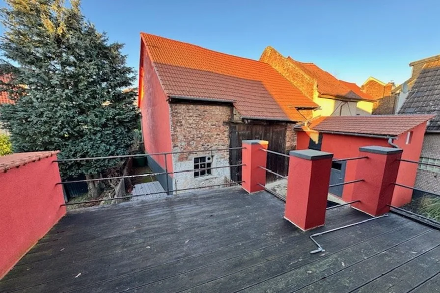 Terrasse - Haus kaufen in Bad Homburg - Bad Homburg v. d. Höhe - Ober-Erlenbach: Saniertes Fachwerkhaus in alter Innenstadtlage!