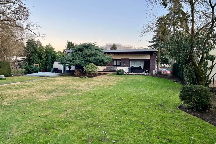 Gartenansicht - Haus kaufen in Dreieich - Freistehender Bungalow mit großem Grundstück in Dreieich-Sprendlingen