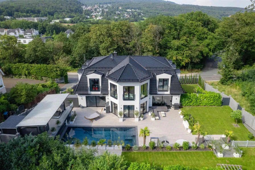 Hausansicht mit Pool - Haus kaufen in Königstein  - Erstklassige Baukunst: Wo Luxus auf innovative Technik trifft