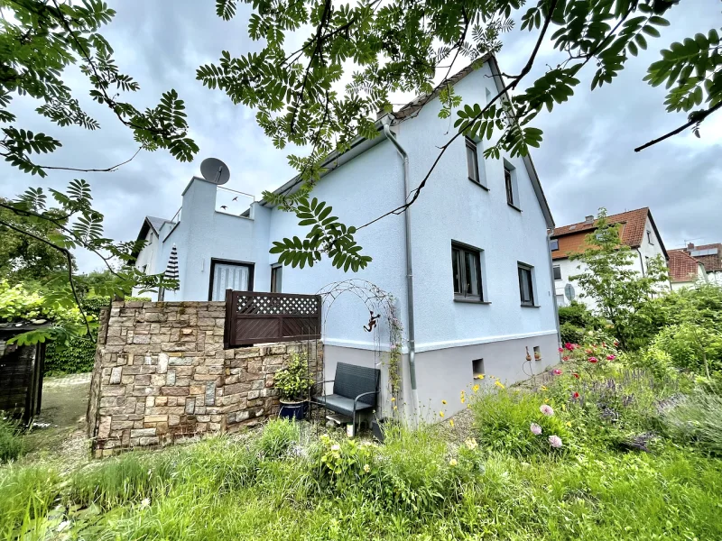 Hausansicht vom  Garten - Haus kaufen in Bensheim - Ihr neues Familienglück: geräumiges Einfamilienhaus mit rustikalem Charme im Bieterverfahren