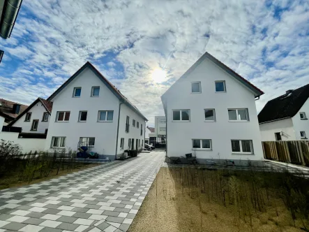 Ansicht vom Grundtsück - Haus kaufen in Heusenstamm - Attraktives Neubau-Ensemble: Investieren Sie in 4 Doppelhaushälften und eine exklusive Villa