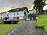 großes Grundstück und Garage