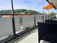 riesiger Balkon über die Etage!