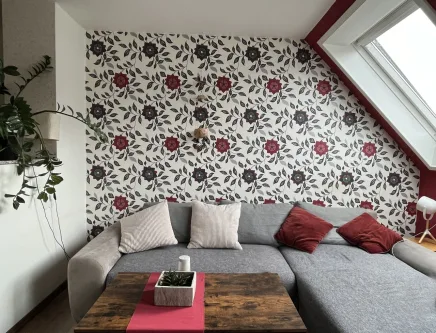 Blumenauer(c)- Wohnzimmer - Wohnung kaufen in Bad Soden - Schönes Wohnen unterm Dach