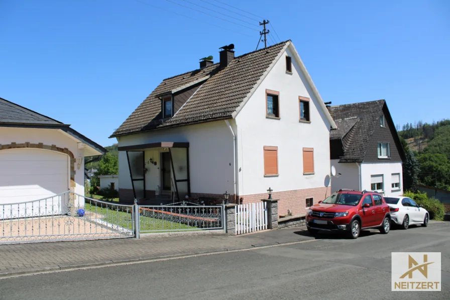Außenansicht Straßenseite - Haus kaufen in Haiger / Fellerdilln - Heimwerker aufgepasst! Schönes Einfamilienhaus mit Garten zum kleinen Preis!