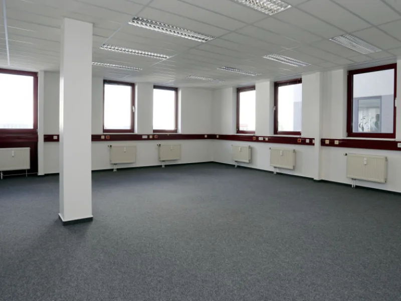 Büro - Büro/Praxis mieten in Steinbach - Repräsentatives Gebäude bietet flexibel aufteilbare Büroflächen