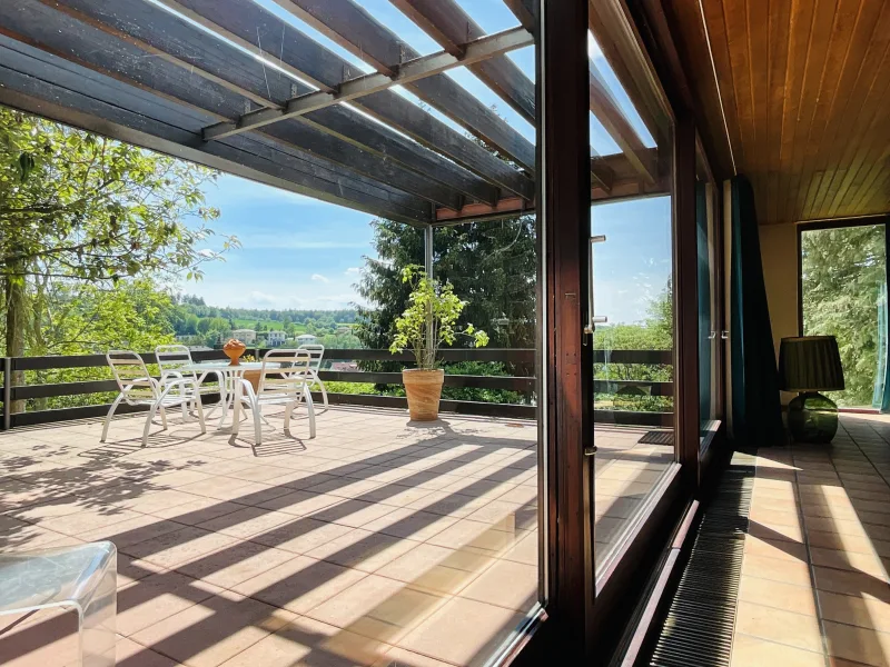 Blick aus dem Wohzimmer - Haus kaufen in Glashütten - Architektenhaus mit separater Wohneinheit in Blicklage