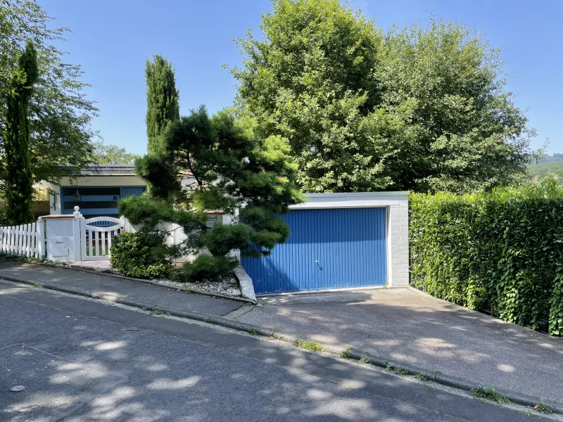 Ansicht straßenseitig - Haus kaufen in Königstein - Bungalow im Grünen mit vielfältigen Nutzungsmöglichkeiten