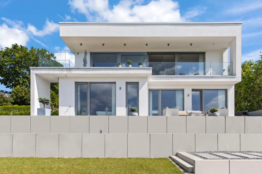 Aussenansicht - Haus kaufen in Königstein - Hochmoderne Bauhausvilla in traumhafter Blicklage nahe Königstein im Taunus