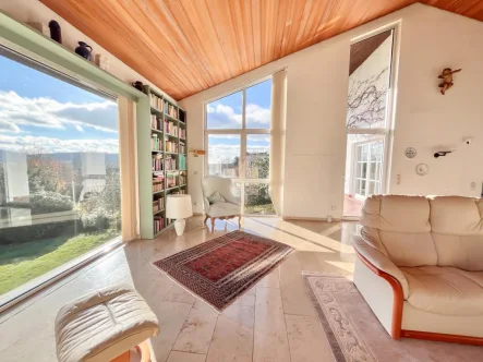 Blick aus dem Wohnzimmer - Haus kaufen in Glashütten - Sonnenverwöhntes Einfamilienhaus in Glashütten zu verkaufen