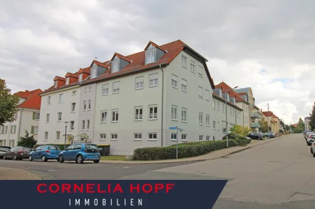 Außenansicht - Wohnung mieten in Gotha / Gotha-West - #Gotha #2-Raum-Wohnung #offene Küche #grüne Aussicht