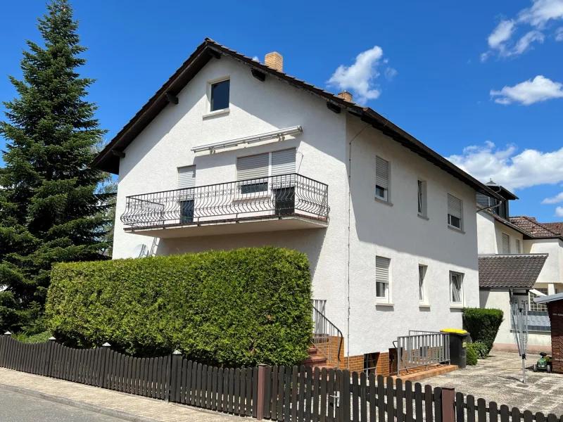 Hausansicht - Haus kaufen in Büttelborn - Tolles Zweifamilienhaus mit Potenzial in zentraler Lage von Büttelborn/Worfelden!