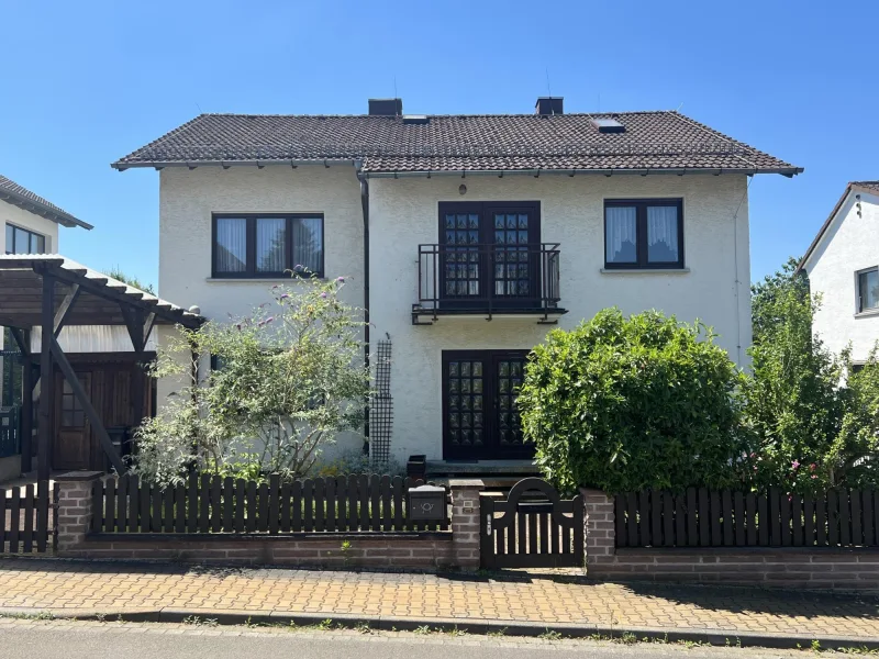 Hausansicht - Haus kaufen in Rödermark - Geräumiges Wohnhaus für 2 Parteien in ruhiger Lage von Rödermark-Urberach!