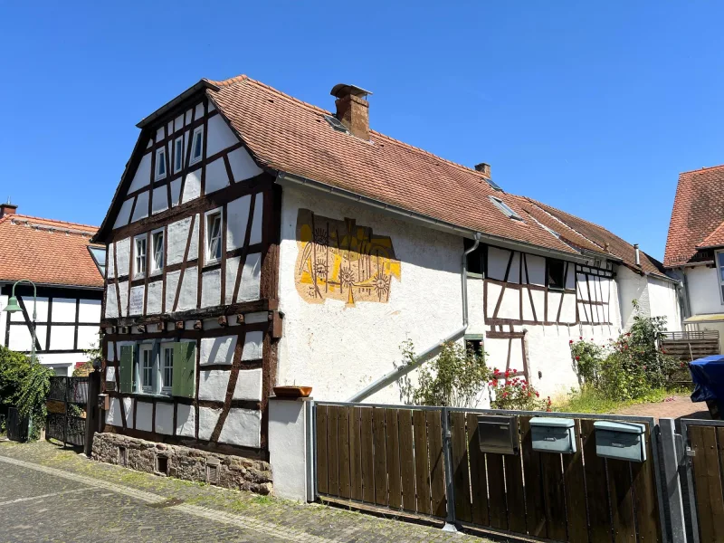 Hausansicht - Haus kaufen in Dietzenbach - Historisches Fachwerkhaus in der schönen Dietzenbacher Altstadt mit tollen Möglichkeiten!