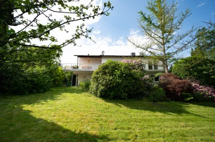 Ansicht Garten - Haus kaufen in Schloßborn - Charmantes Haus mit Weitblick und Einliegerwohnbereich: Zuhause ist, wo das Herz sich ausbreitet.