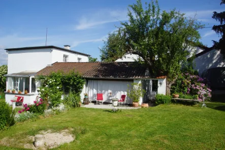 Außenansicht  - Haus kaufen in Frankfurt am Main - FRANKFURT: Einmalige Gelegenheit! Einfamilienhaus auf riesengroßen Grundstück!