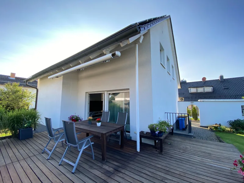 Rückansicht-Terrasse - Haus kaufen in Raunheim - Freistehendes Einfamilienhaus mit herrlichem Garten auf höchstem energetischem Niveau!