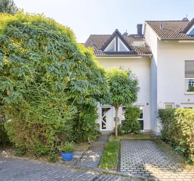 Außen 2 - Haus kaufen in Wiesbaden / Biebrich - Familienhaus mit viel Platz und Garten