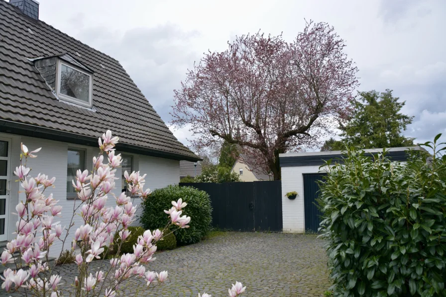 Ansicht vorne Magnolie quer - Haus kaufen in Krefeld - Ideales Haus für zwei Personen mit großem Garten