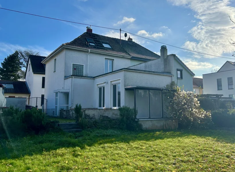 Titelbild - Haus kaufen in Wiesbaden / Biebrich - Familienglück - Einfamilienhaus mit tollem Grundstück