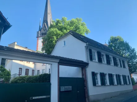 Außen Kirche - Haus kaufen in Wiesbaden - Charmante Hofreite: 3 Wohneinheiten in idyllischer Lage