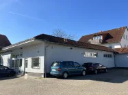 kleine Halle mit Stellplätzen direkt davor