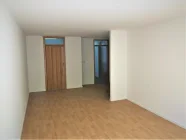 Wohnzimmer mit Blick zum Wohnungseingang