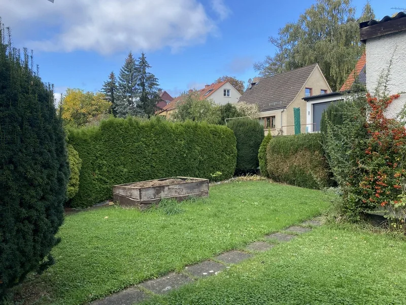 runherum mit dauergrüner Hecke eingefriedet