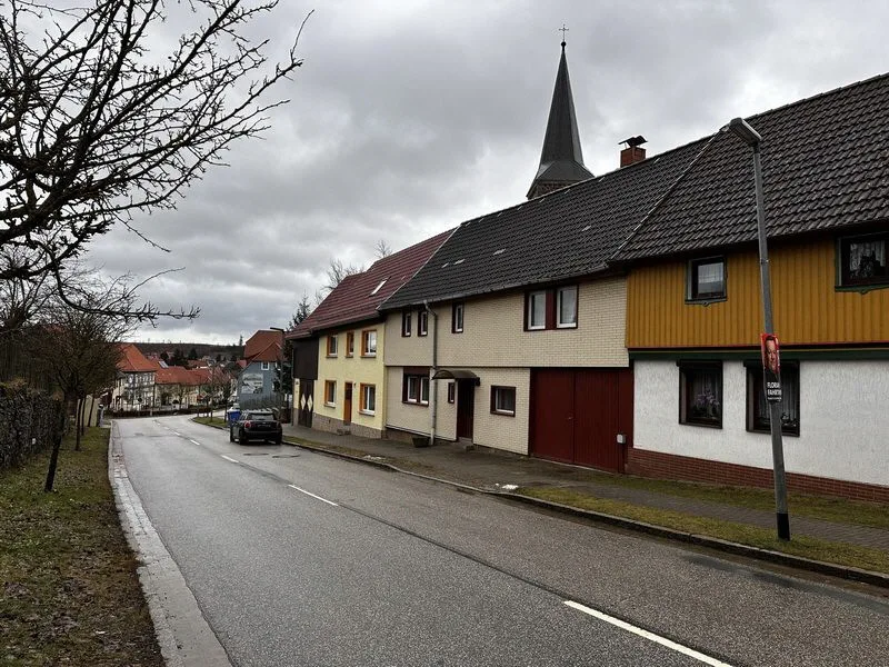 Straßenansicht ortseinwärts