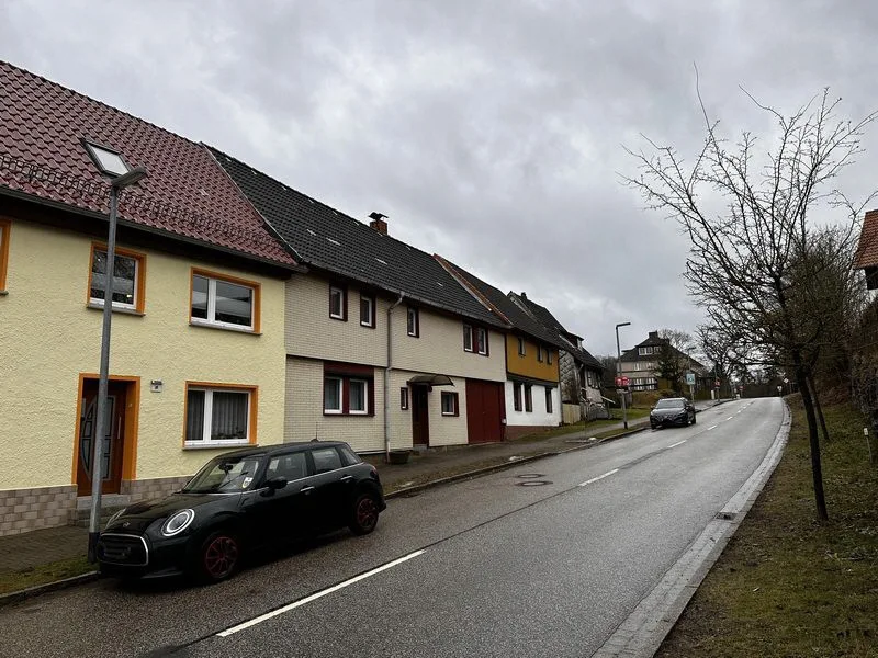 Straßenansicht ortsauswärts