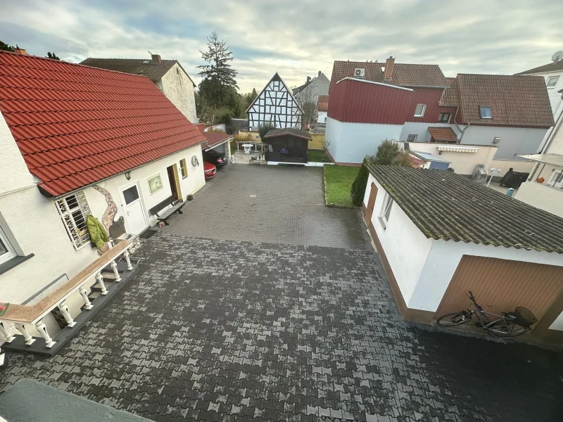 Aussicht in den Hof - Wohnung kaufen in Mörfelden-Walldorf - ***Gelegenheit***Große 4 Zi-Wohnung in 2-Familienhaus mit großem Grundstück.