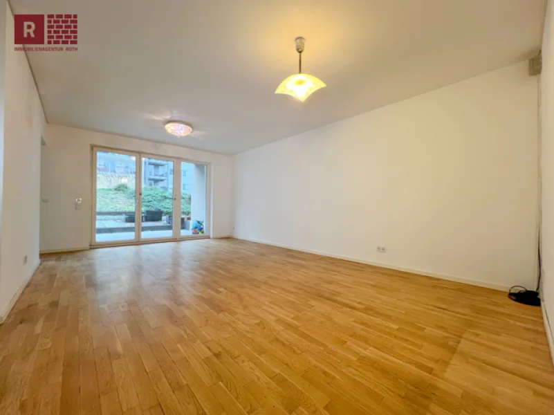 Wohnzimmer - Wohnung kaufen in Frankfurt am Main - Wohnen in bester Lage, 3 Zi Whg., mit Terrasse und Tiefgarage