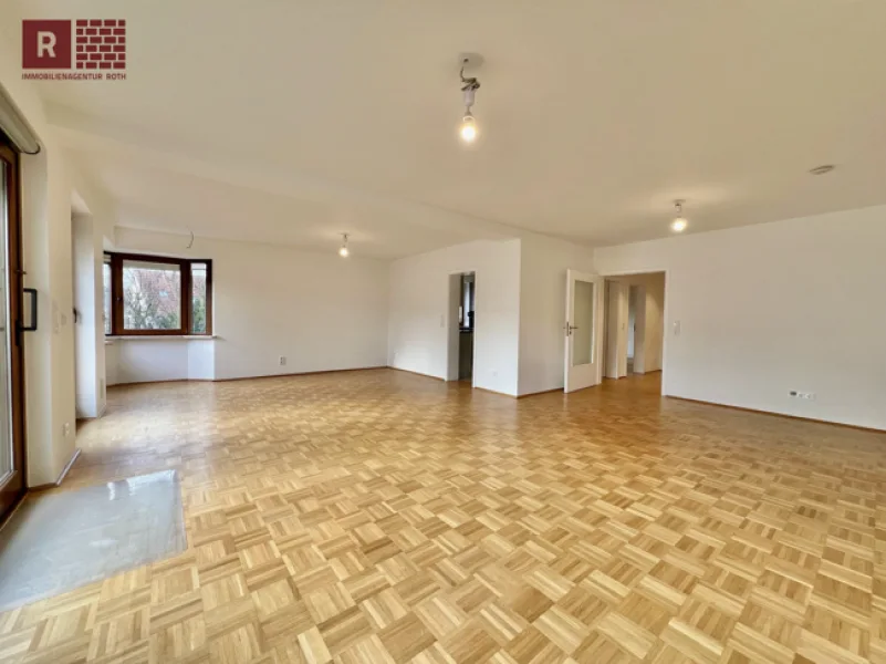 Wohnzimmer  - Wohnung mieten in Frankfurt am Main - Ruhe und Entspannung: Große 2-Zi-Whg, voll renoviert mit EBK und Balkon - Garage inklusive!