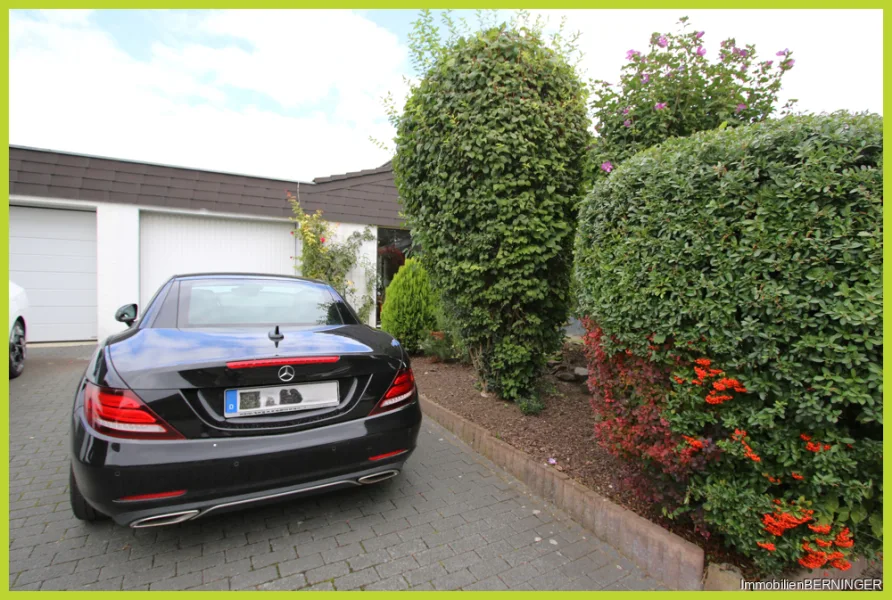 Garage mit vorgelagerten Außenstellplatz