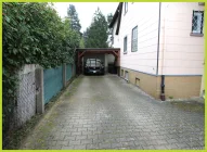 Hofeinfahrt mit Garage und vorgelagerten Stellplatz