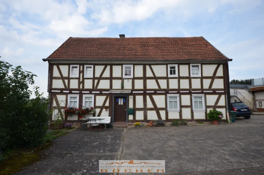 Vorderansicht - Haus kaufen in Künzell - SOEBEN RESERVIERT: Idyll. EFH/Fachwerkhaus mit Gewölbe