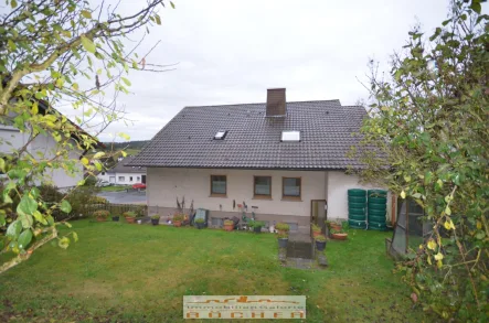 Ansicht vom Garten - Haus kaufen in Neuhof - Großzügiges Wohnhaus in ruhiger Lage - nur 10 Min. bis Fulda