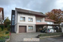 Vorderansicht mit Garage und Doppel-Carport