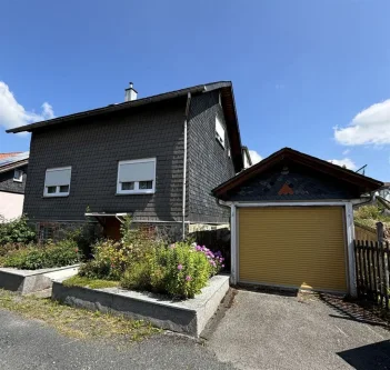 Wohnhaus und Garage - Haus kaufen in Sonneberg , Thür - Ideal für zwei Generationen - Ein-bis Zweifamilienhaus in Sonneberg-Neufang